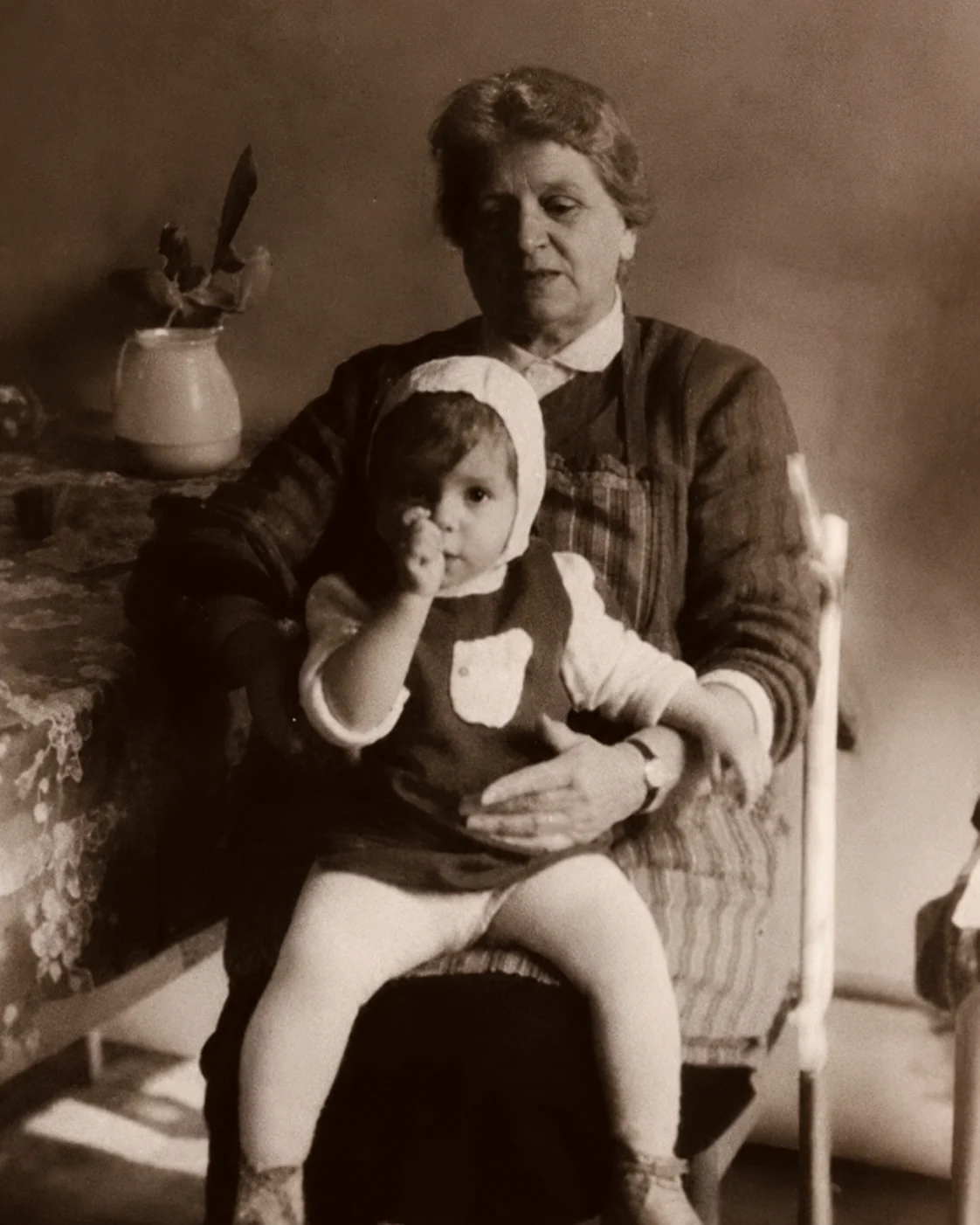 Photographie ancienne de Florence enfant avec sa grand-mère